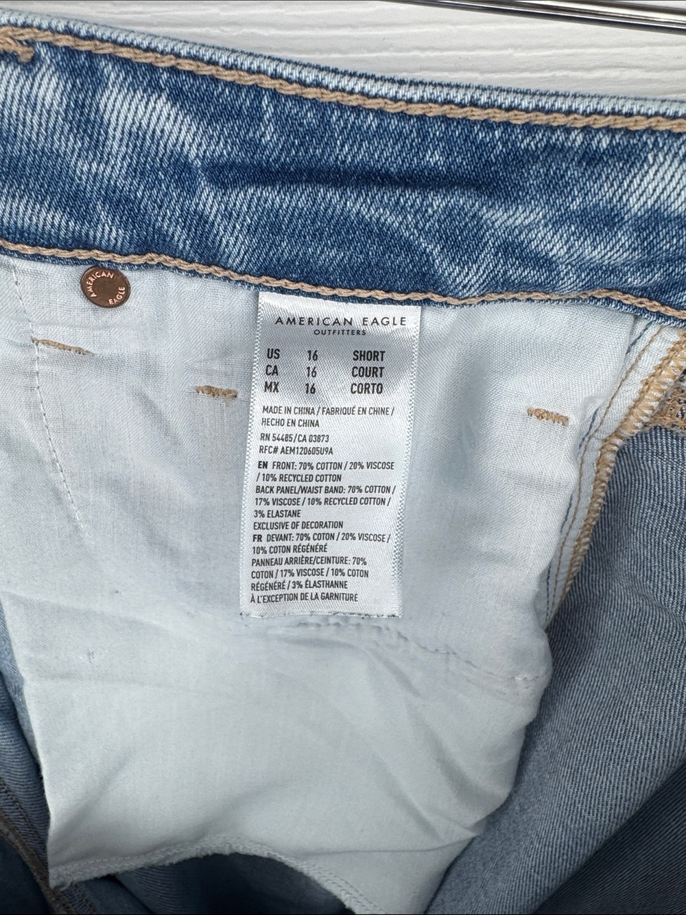 American Eagle Strigid Mom Light Wash Distressed Jeans. Sz 16 Short. - Picture 8 of 8